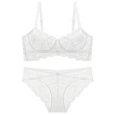 Dessous-Set mit bestickter Spitze und überkreuzten Trägern